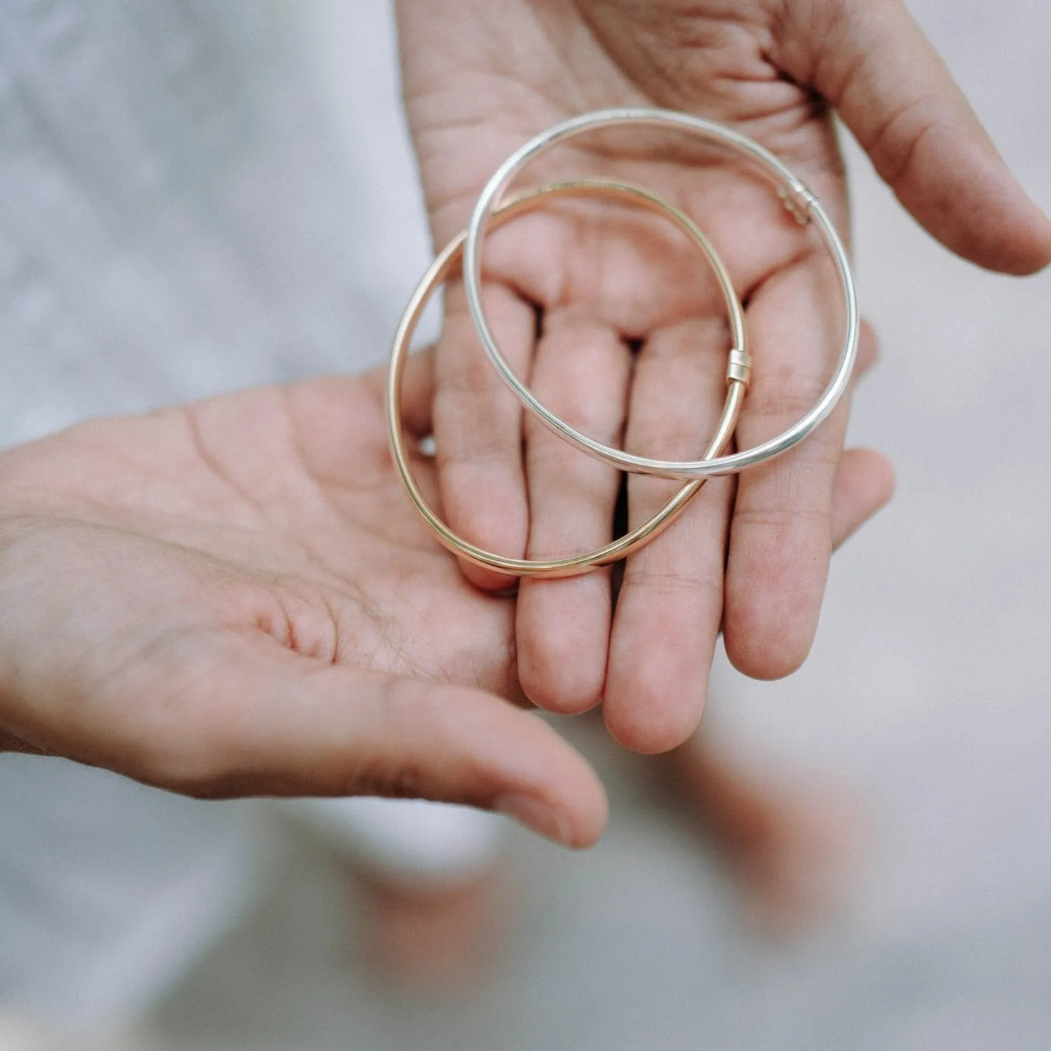 FLEX MEDIUM BANGLE BRACELET/SILVER