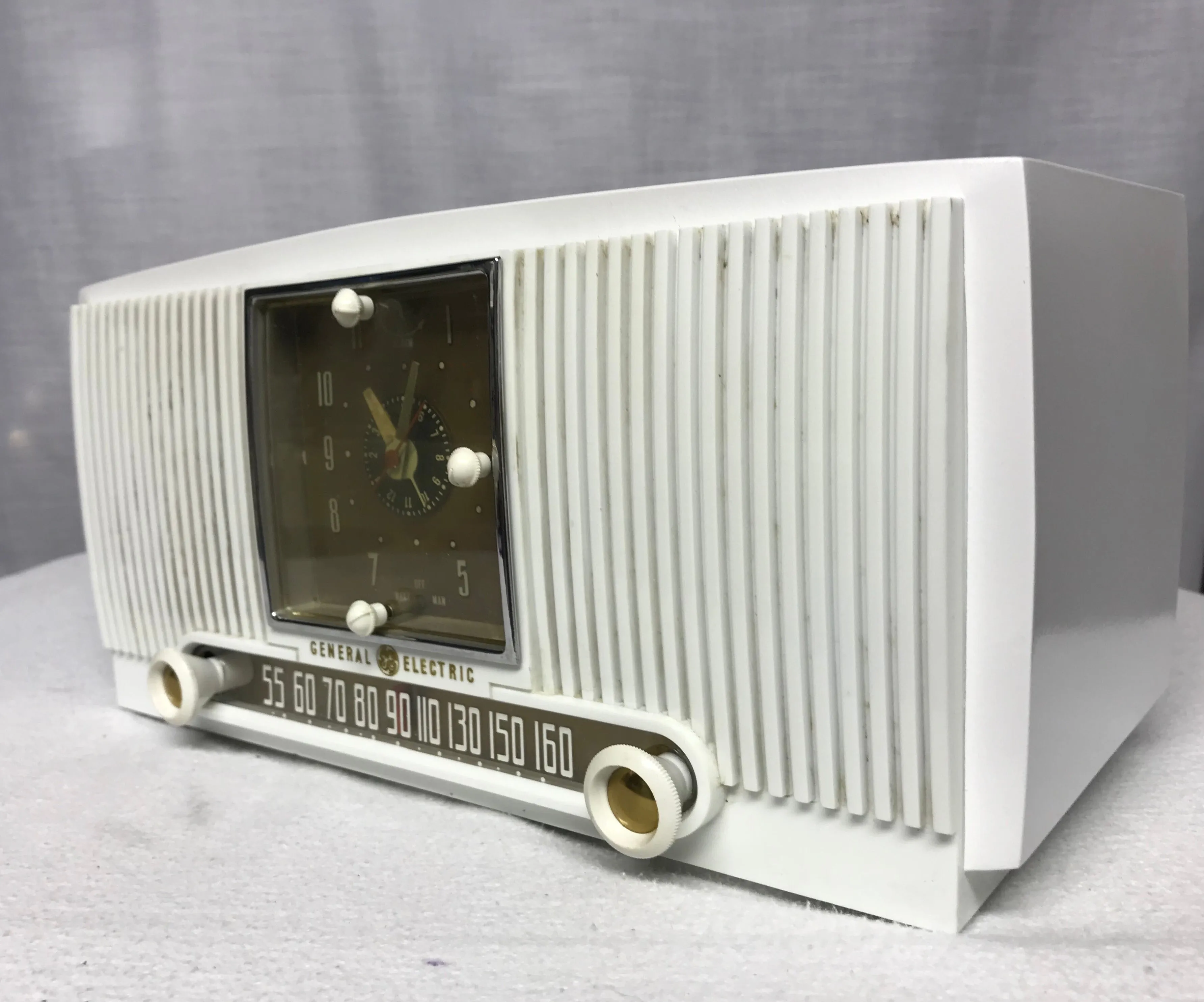General Electric vintage retro tube radio with iphone or bluetooth Input.