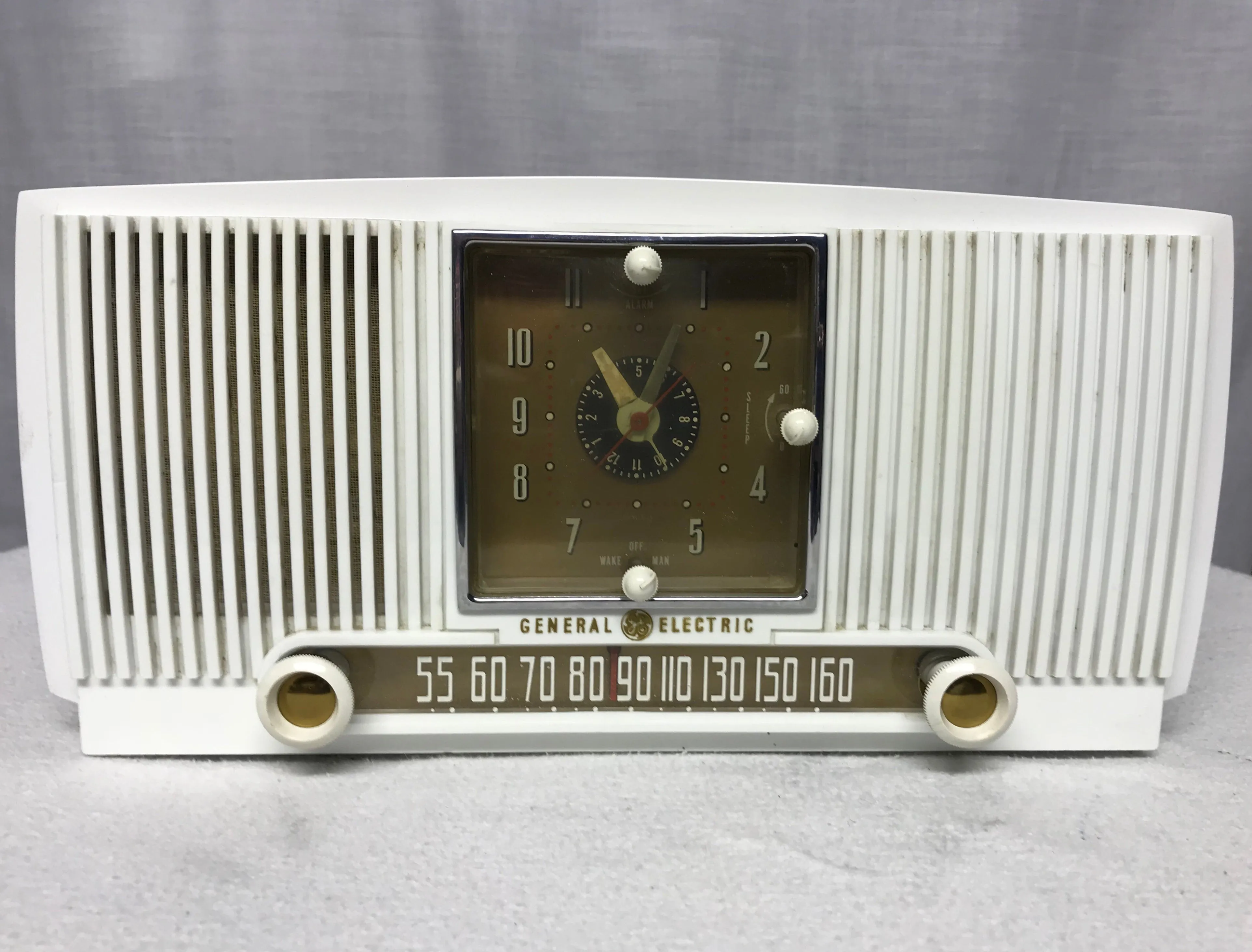 General Electric vintage retro tube radio with iphone or bluetooth Input.