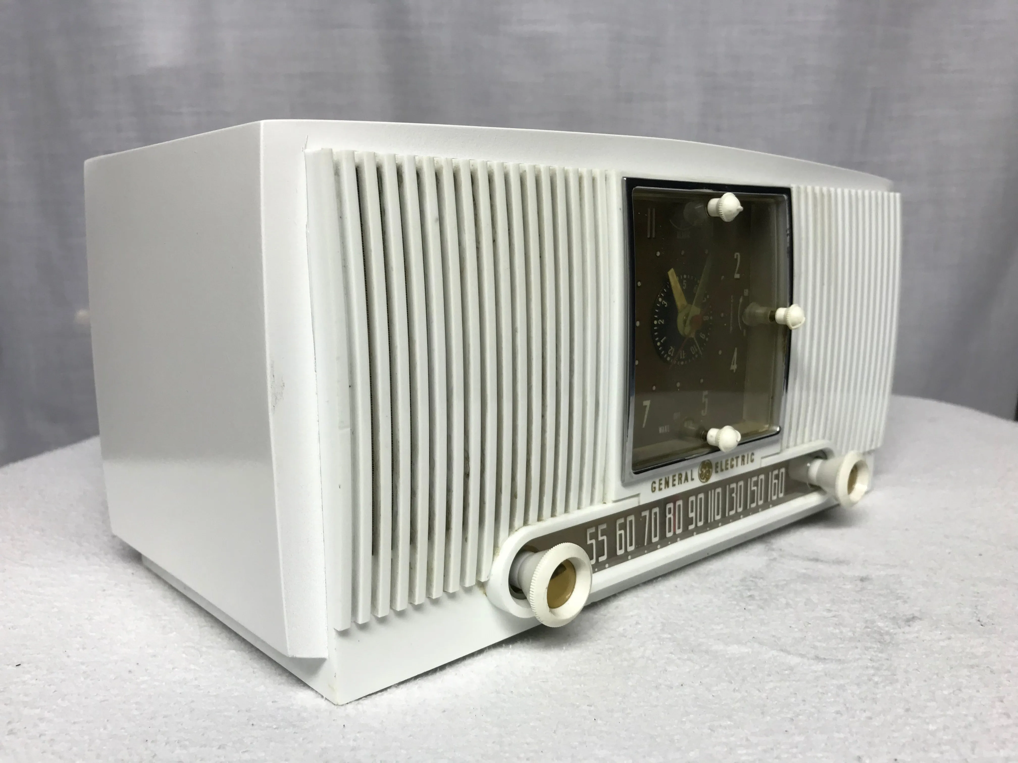 General Electric vintage retro tube radio with iphone or bluetooth Input.