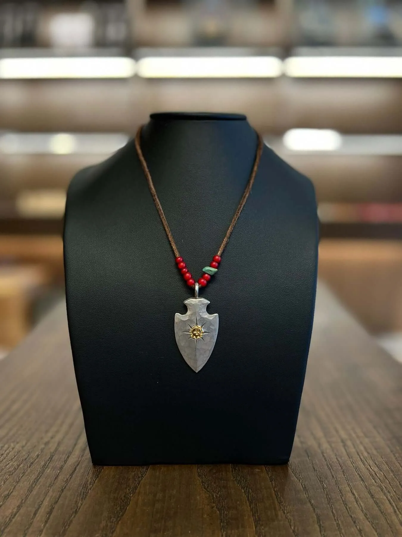 Goros Arrowhead With K18 Gold (L) and Red Beads Setup