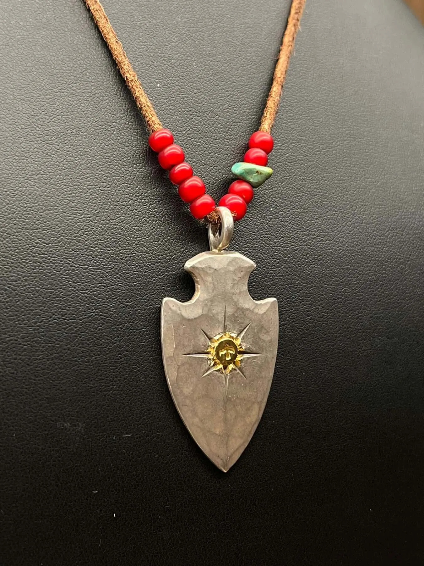 Goros Arrowhead With K18 Gold (L) and Red Beads Setup