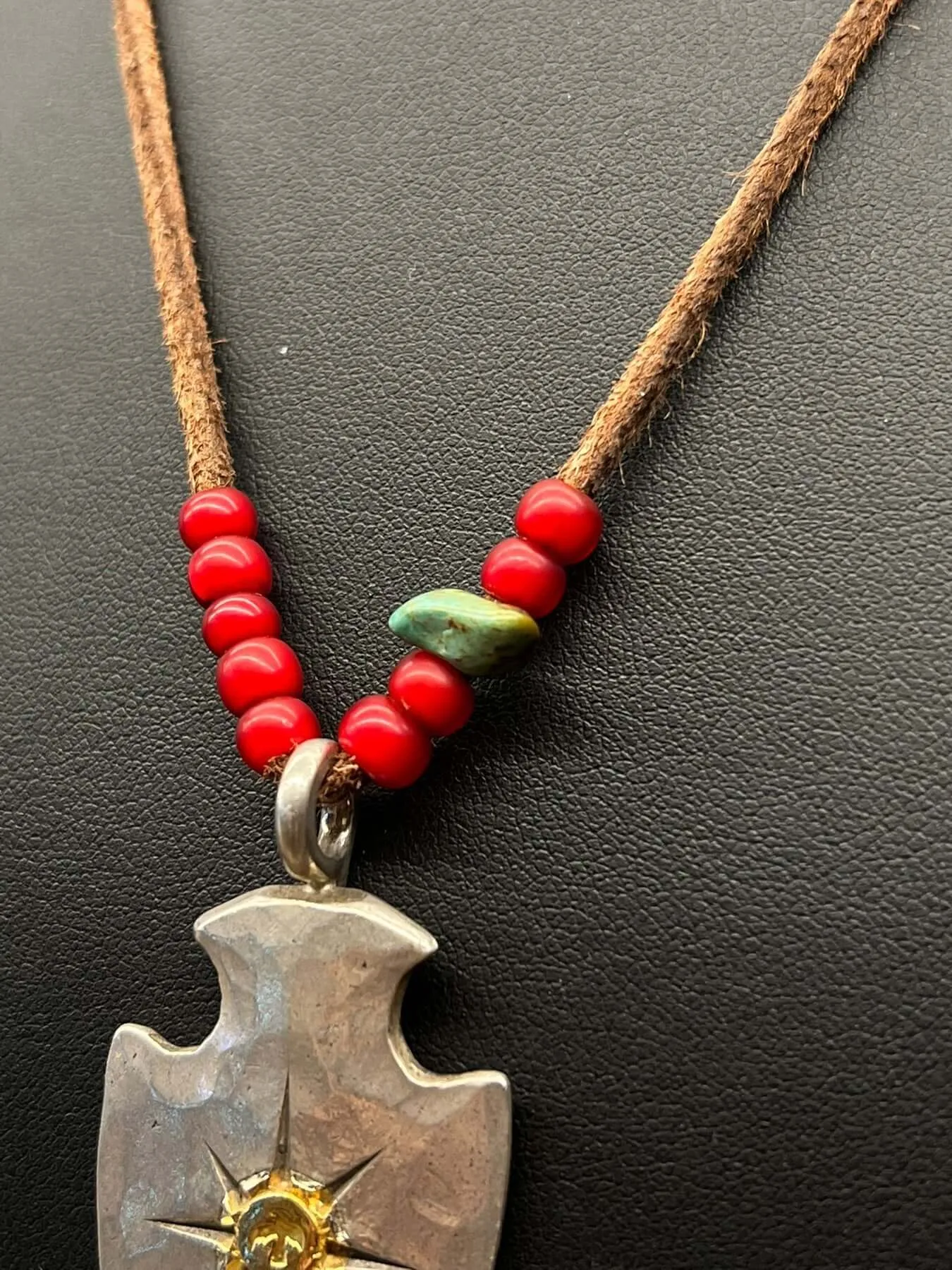 Goros Arrowhead With K18 Gold (L) and Red Beads Setup
