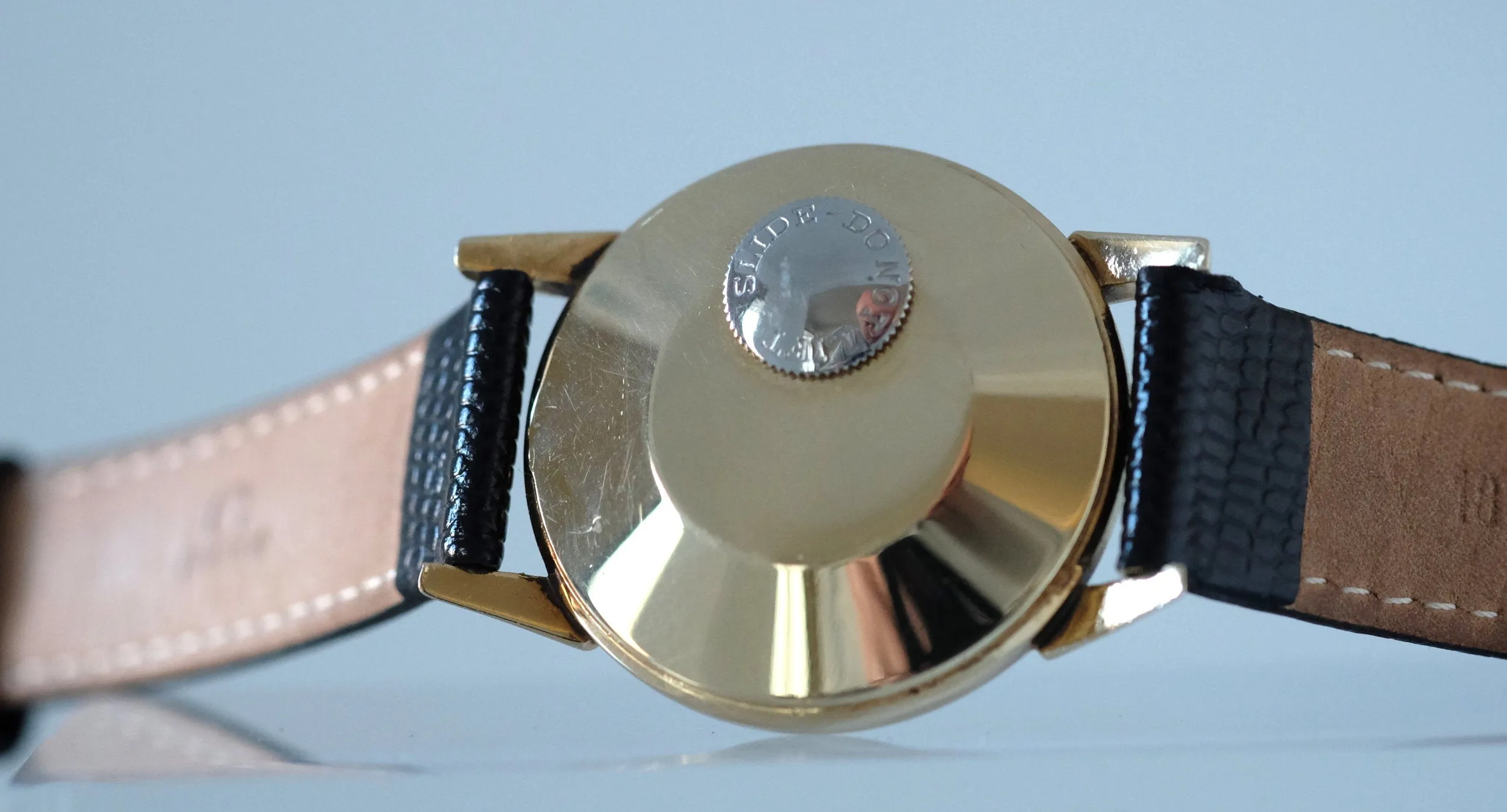 Jaeger-LeCoultre Futurematic in Yellow Gold with Black Dial
