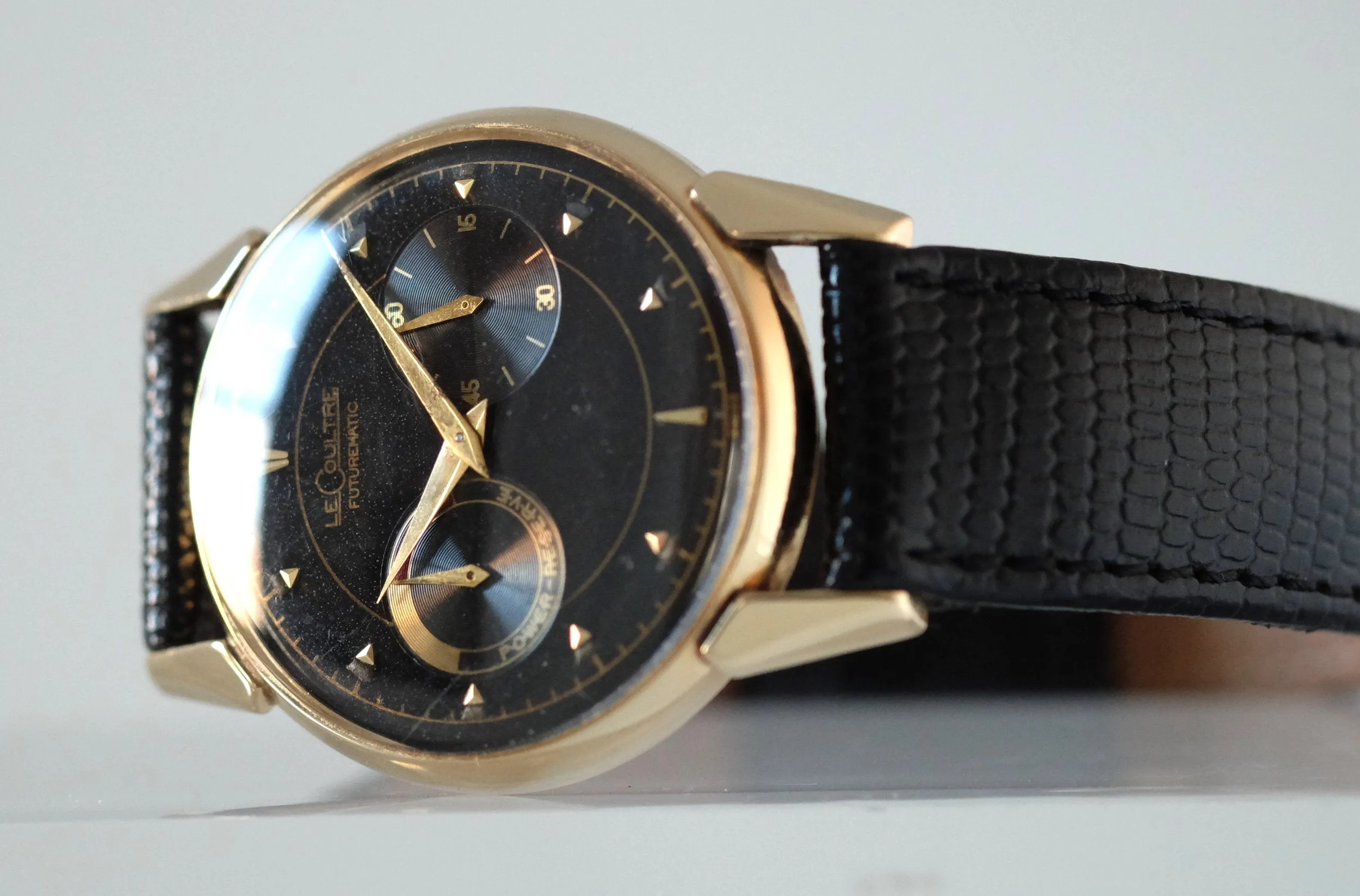 Jaeger-LeCoultre Futurematic in Yellow Gold with Black Dial