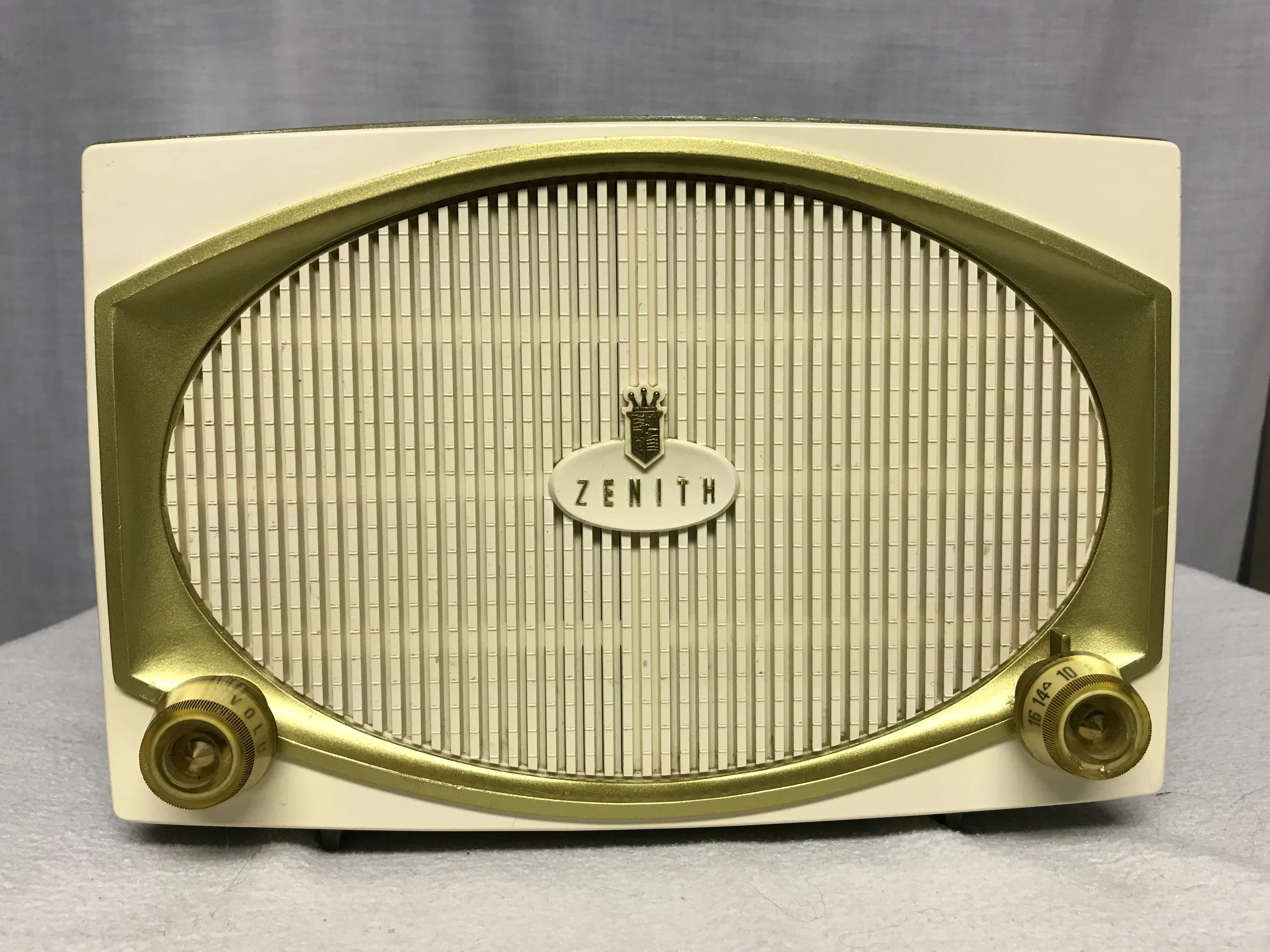 Zenith D513F vintage retro tube radio with iphone or bluetooth Input.