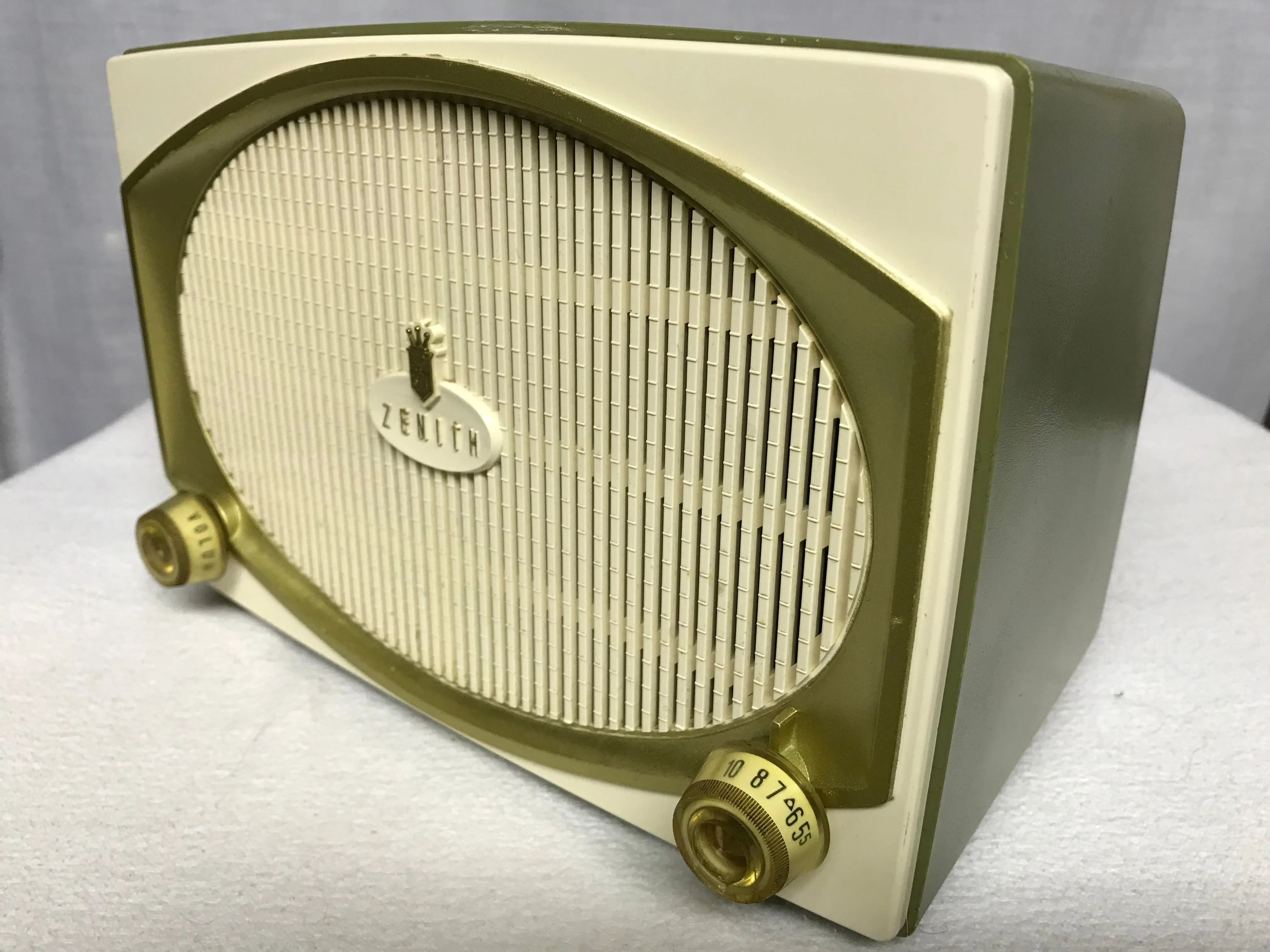 Zenith D513F vintage retro tube radio with iphone or bluetooth Input.