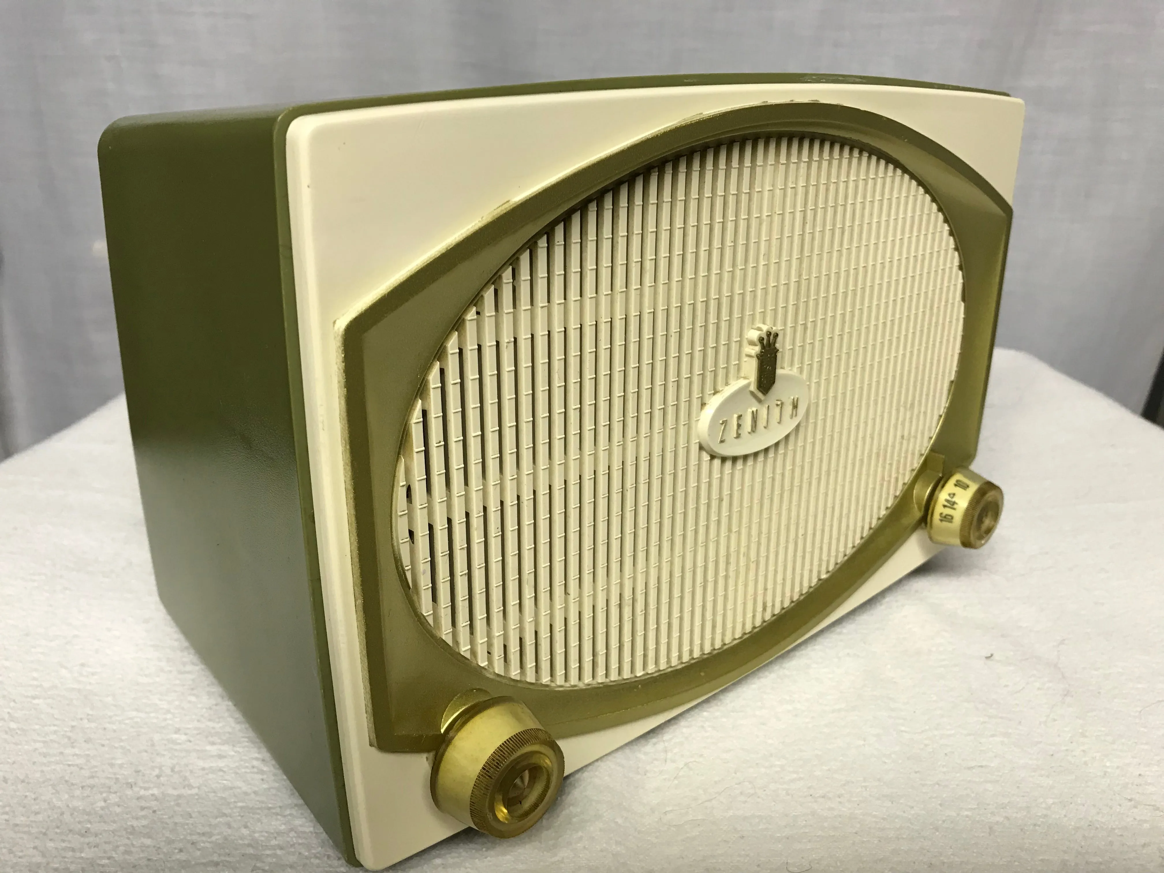 Zenith D513F vintage retro tube radio with iphone or bluetooth Input.